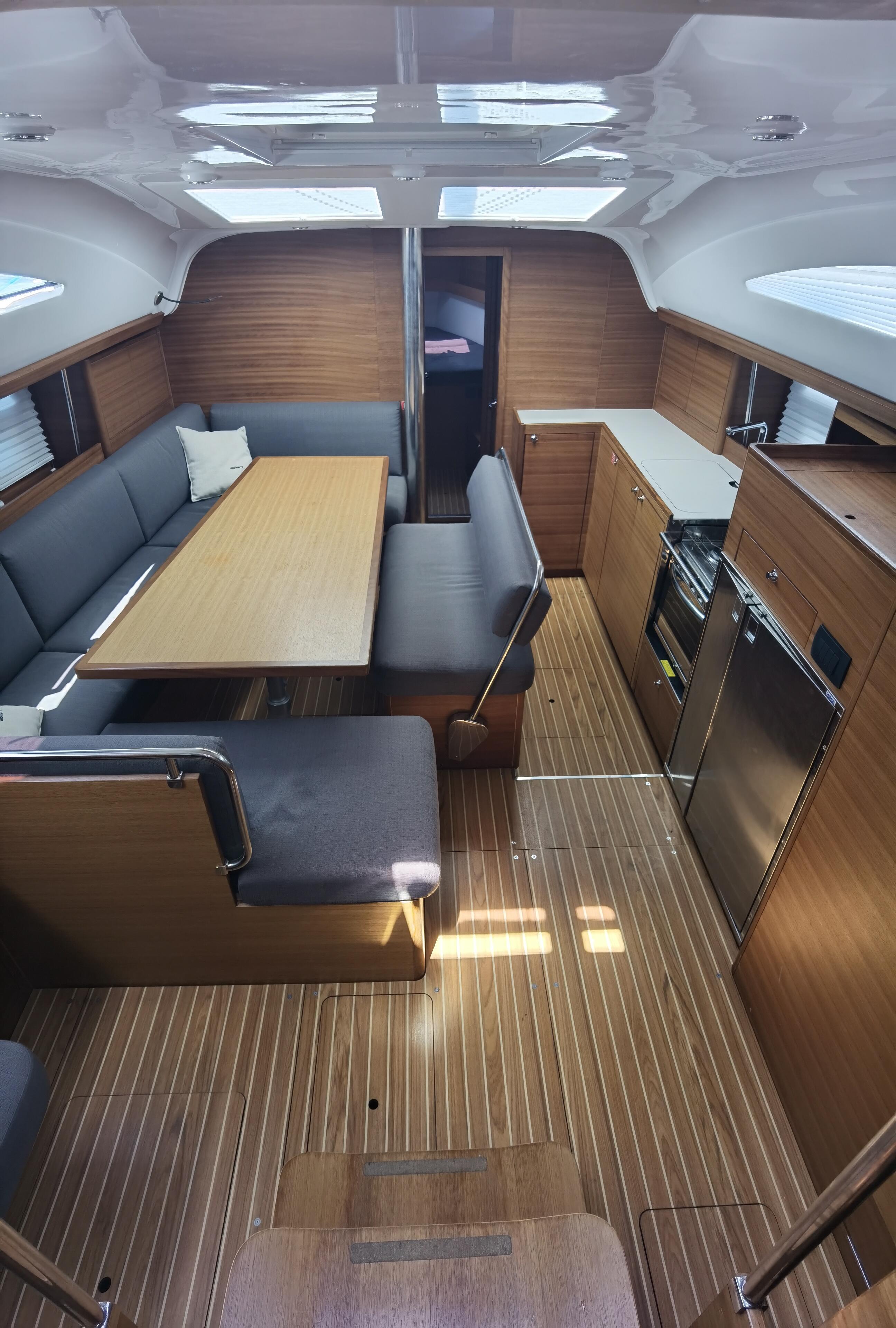 Sailing yacht 