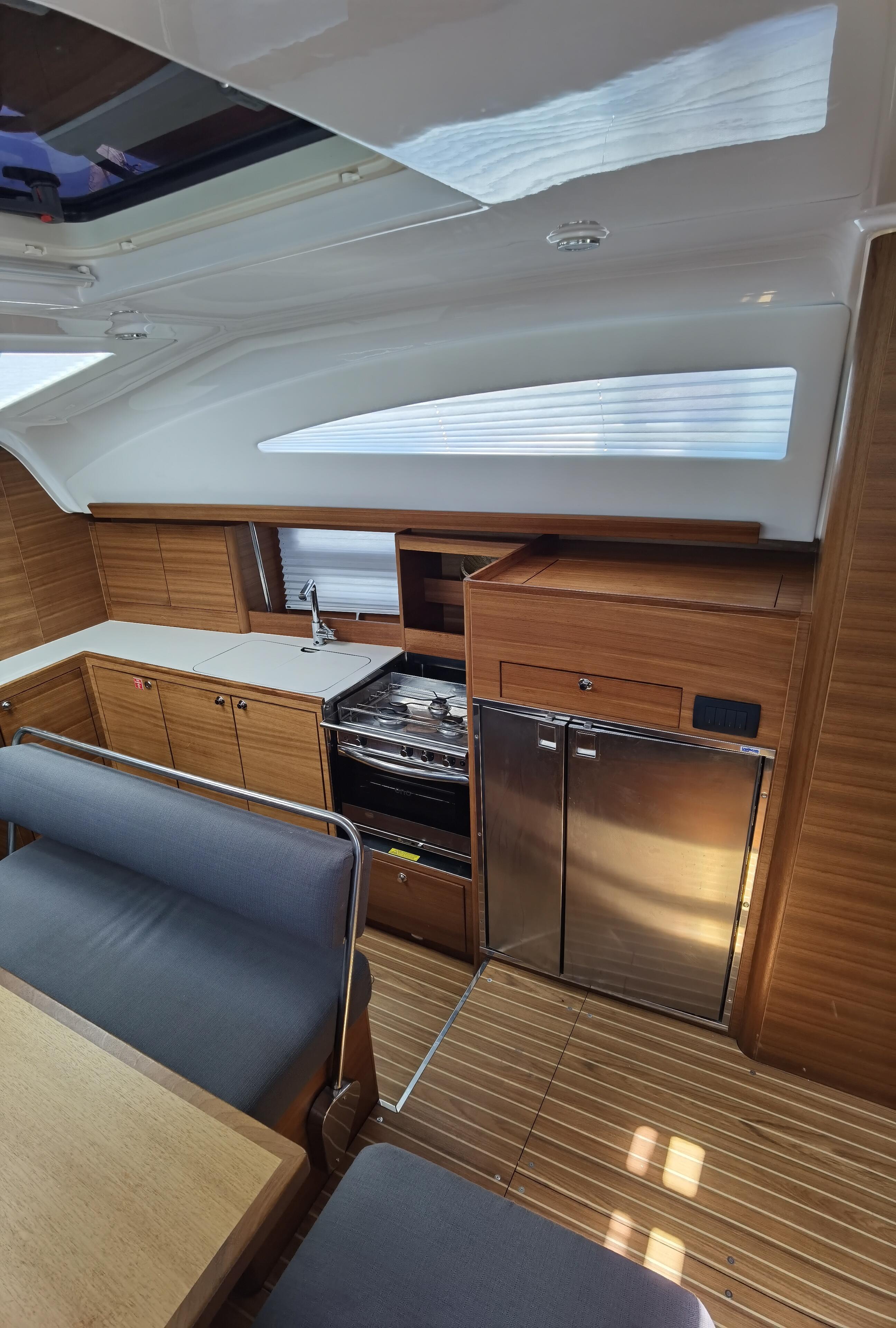 Sailing yacht 