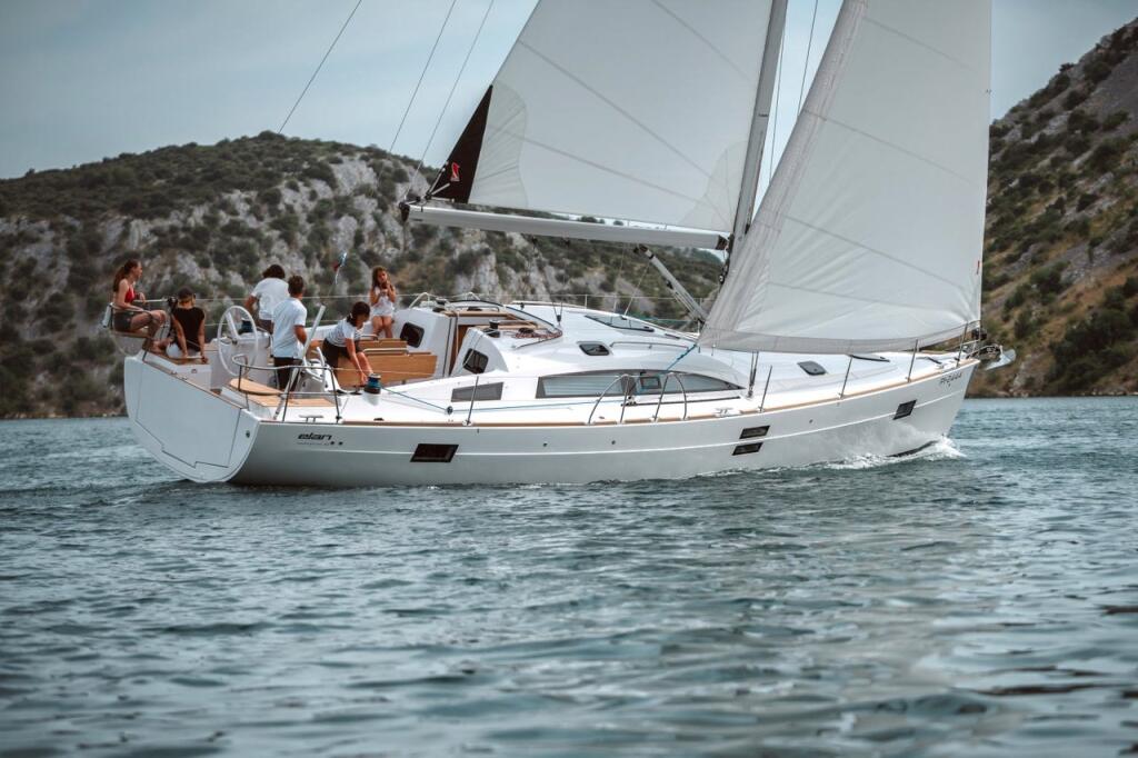 Sailing yacht 