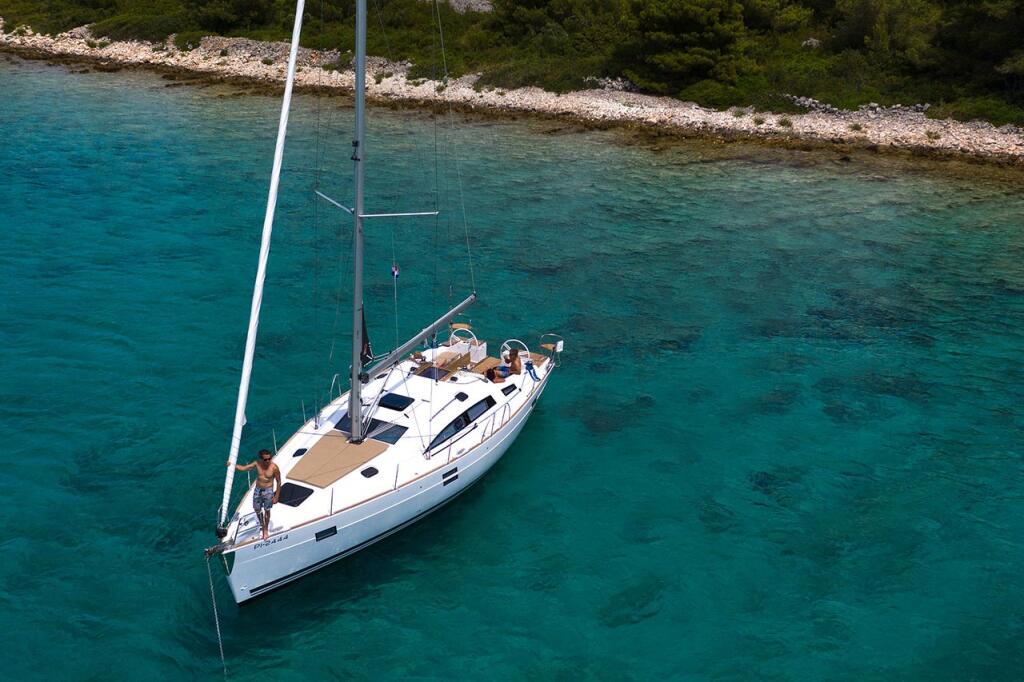 Sailing yacht 