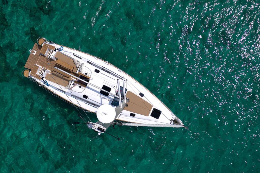 Sailing yacht 