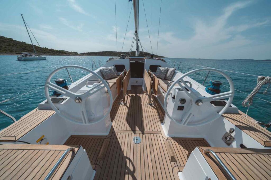 Sailing yacht 