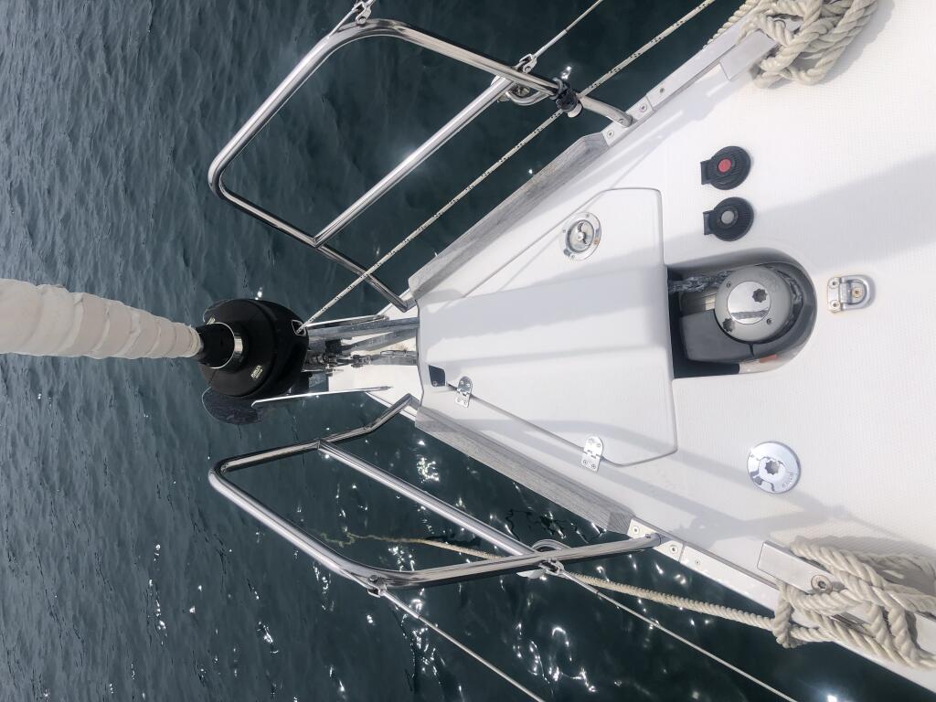 Sailing yacht 