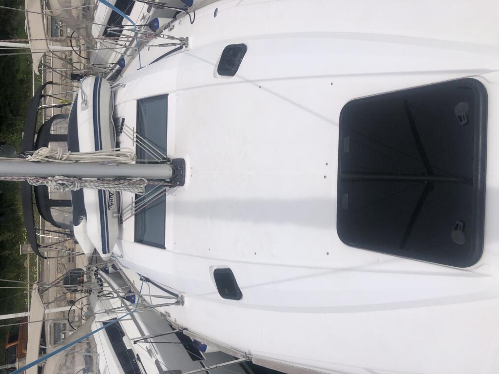 Sailing yacht 