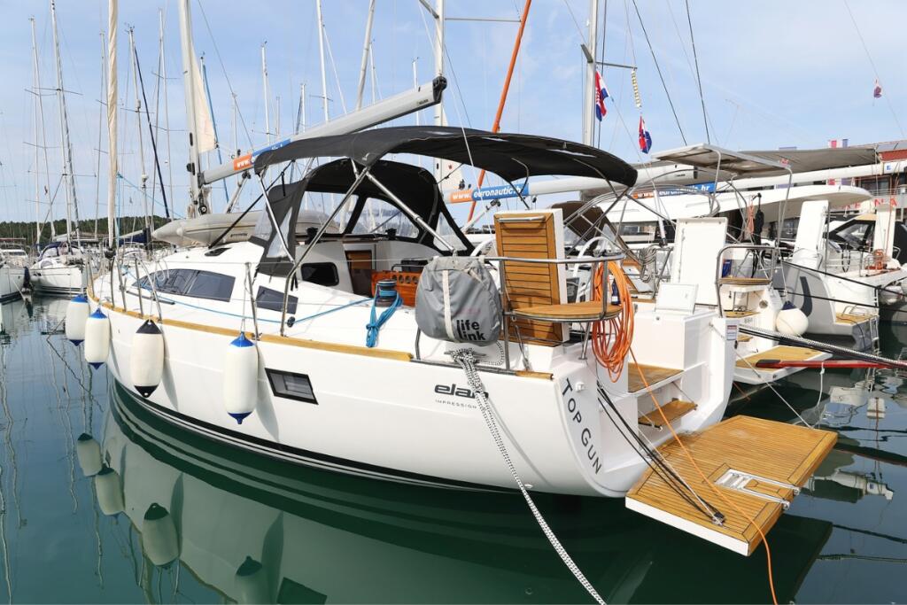 Sailing yacht 