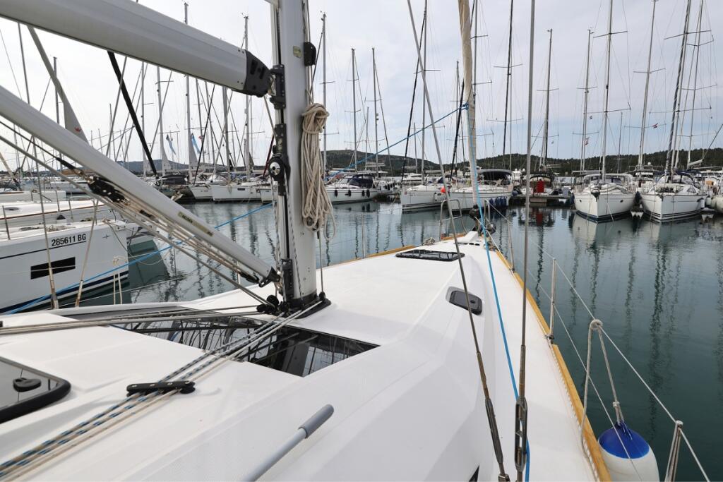 Sailing yacht 