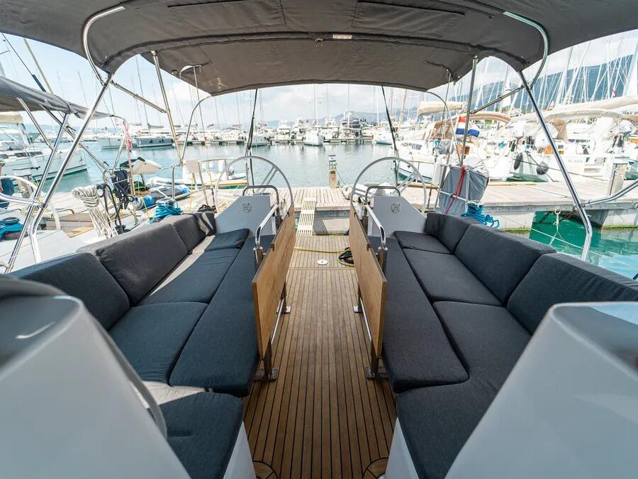 Sailing yacht 