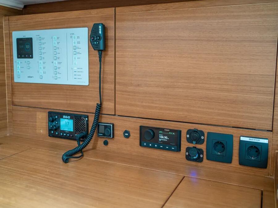 Sailing yacht 