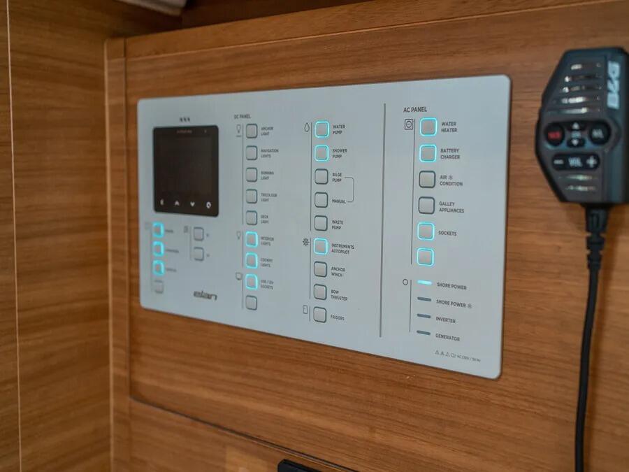 Sailing yacht 