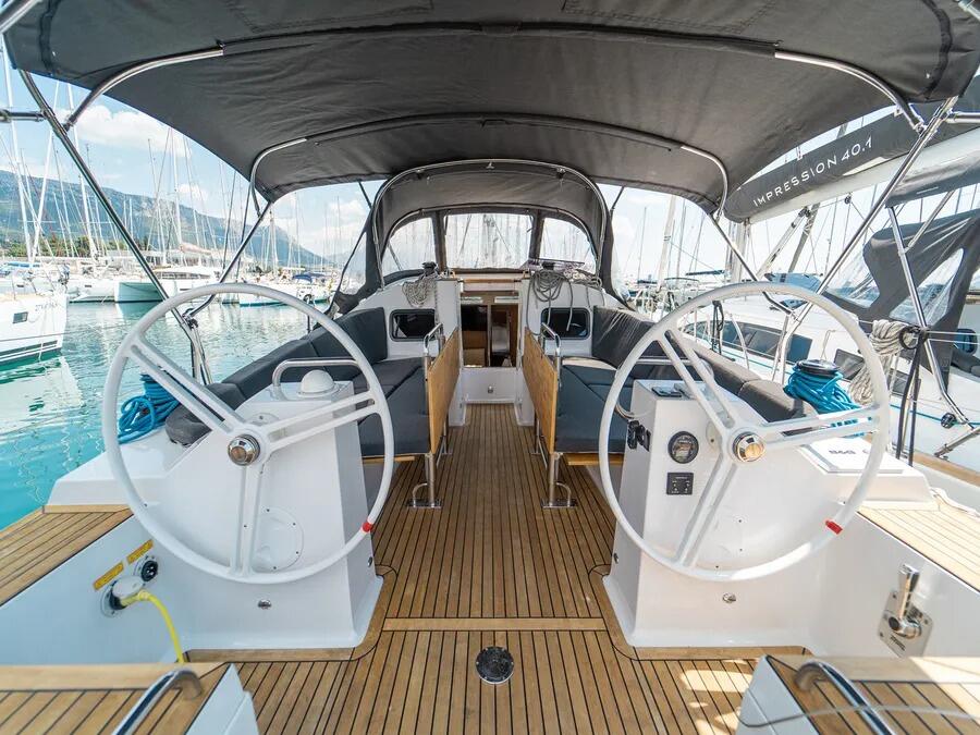 Sailing yacht 