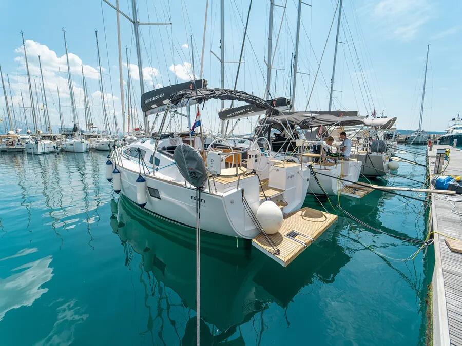 Sailing yacht 