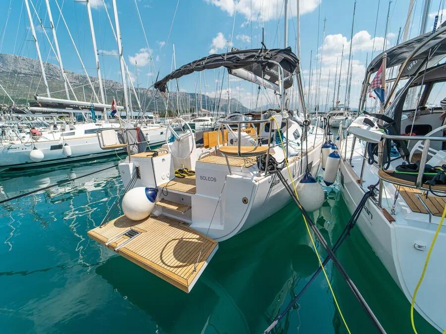 Sailing yacht 