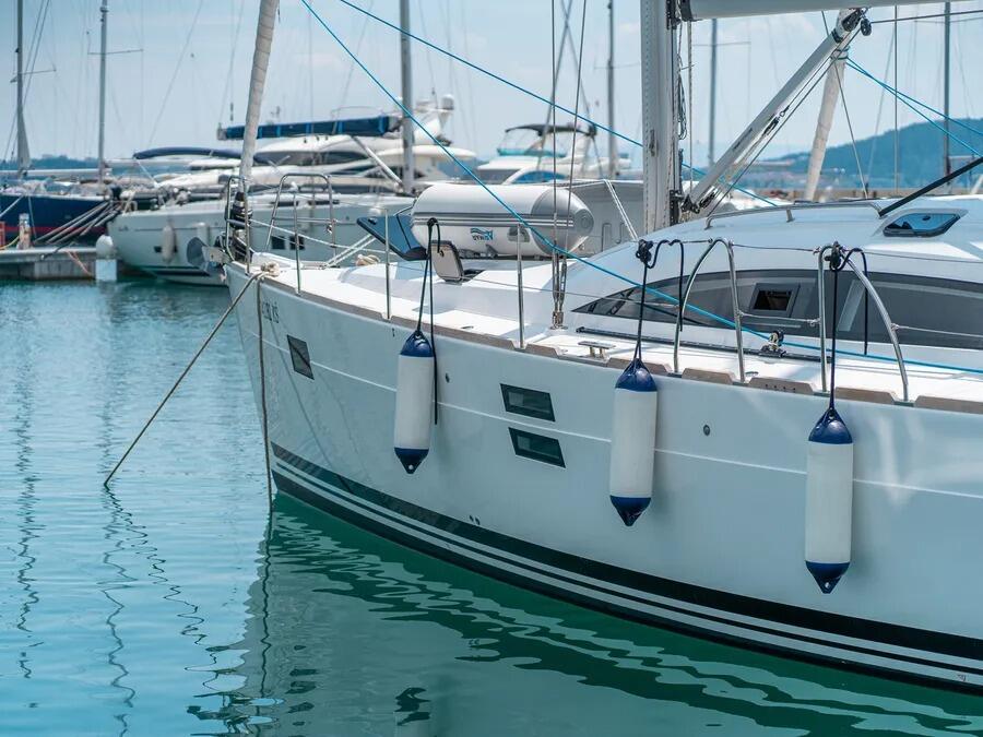Sailing yacht 