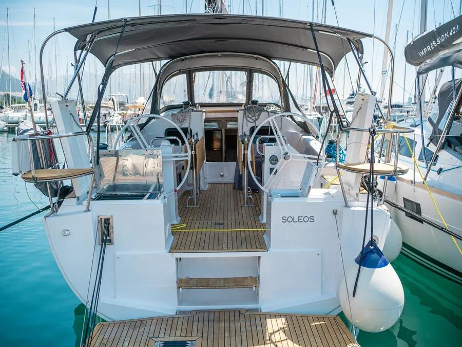Sailing yacht 