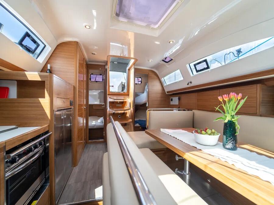Sailing yacht 