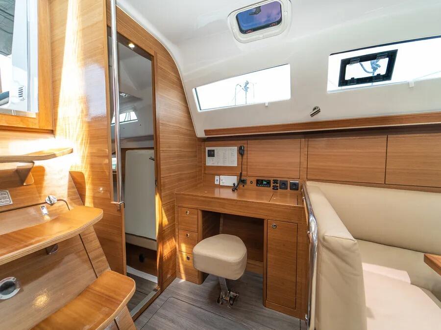 Sailing yacht 