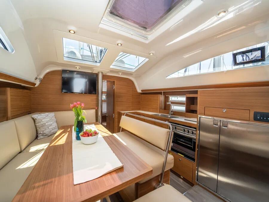 Sailing yacht 