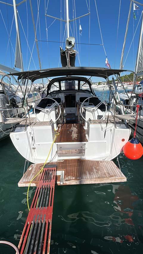 Sailing yacht 