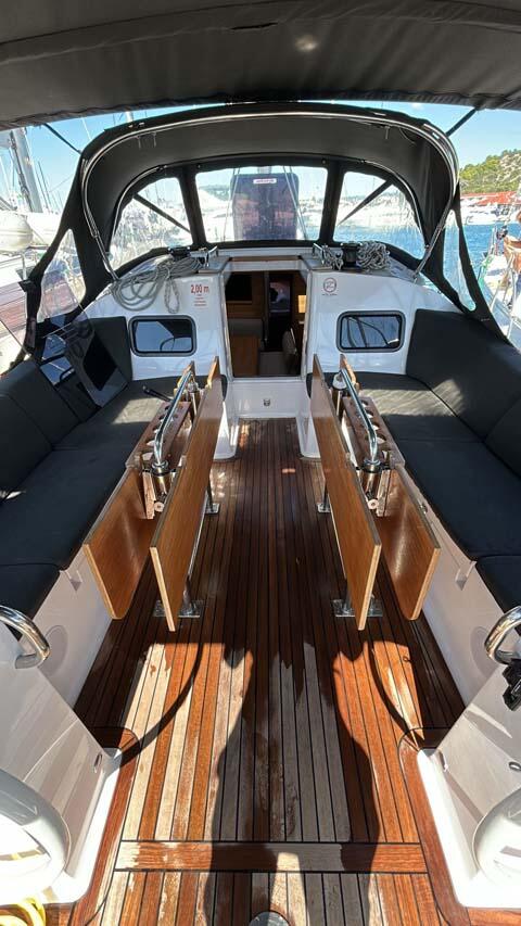 Sailing yacht 