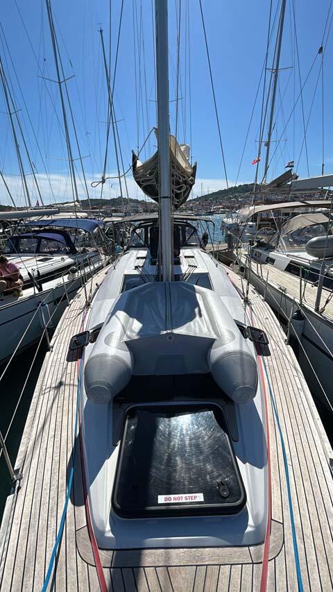 Sailing yacht 