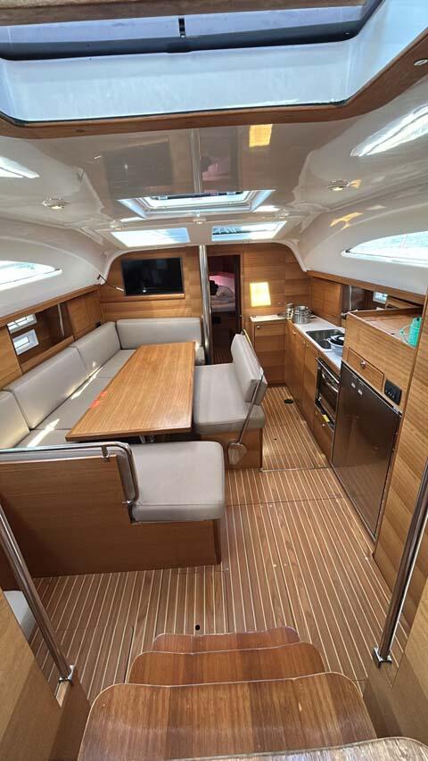 Sailing yacht 