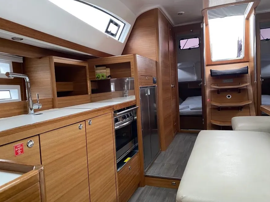 Sailing yacht 