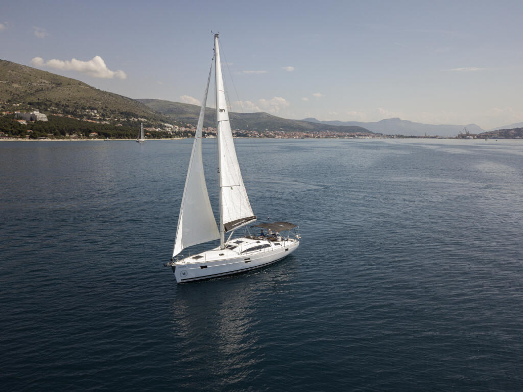Sailing yacht 