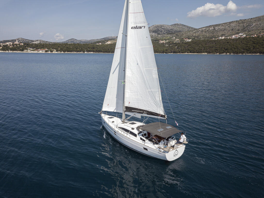 Sailing yacht 