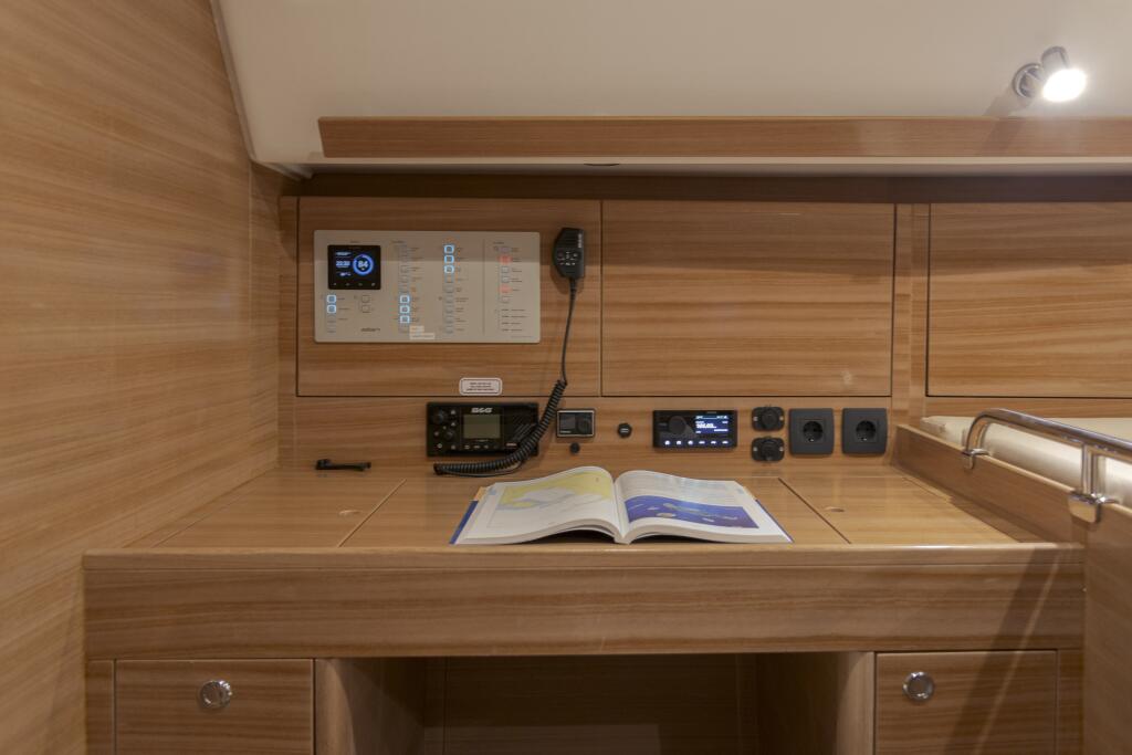 Sailing yacht 