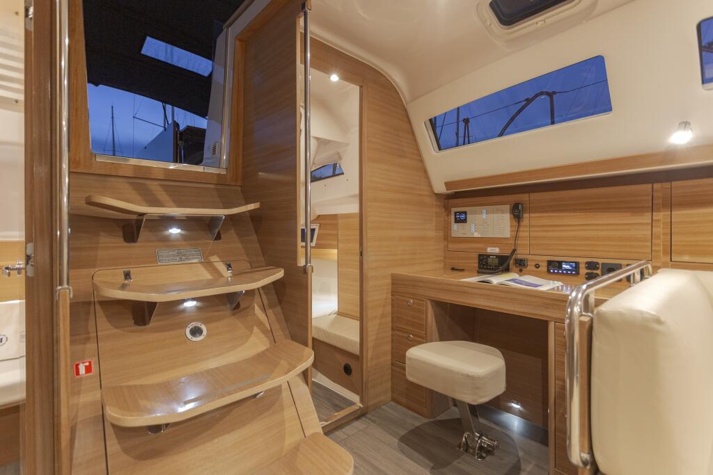 Sailing yacht 