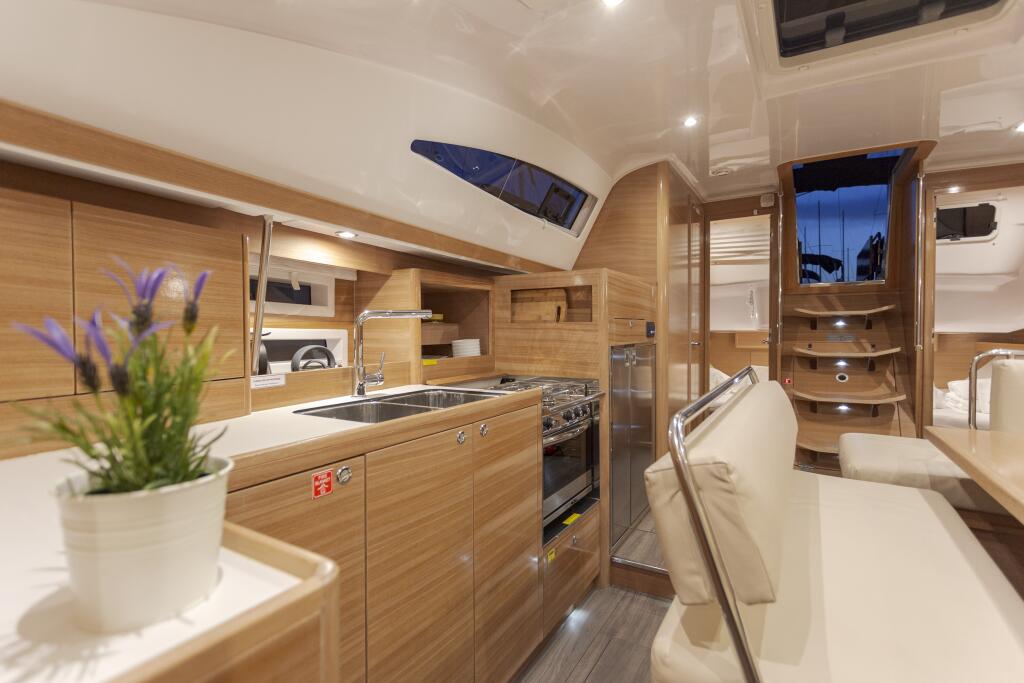 Sailing yacht 
