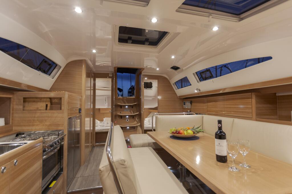 Sailing yacht 