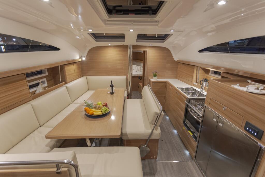 Sailing yacht 