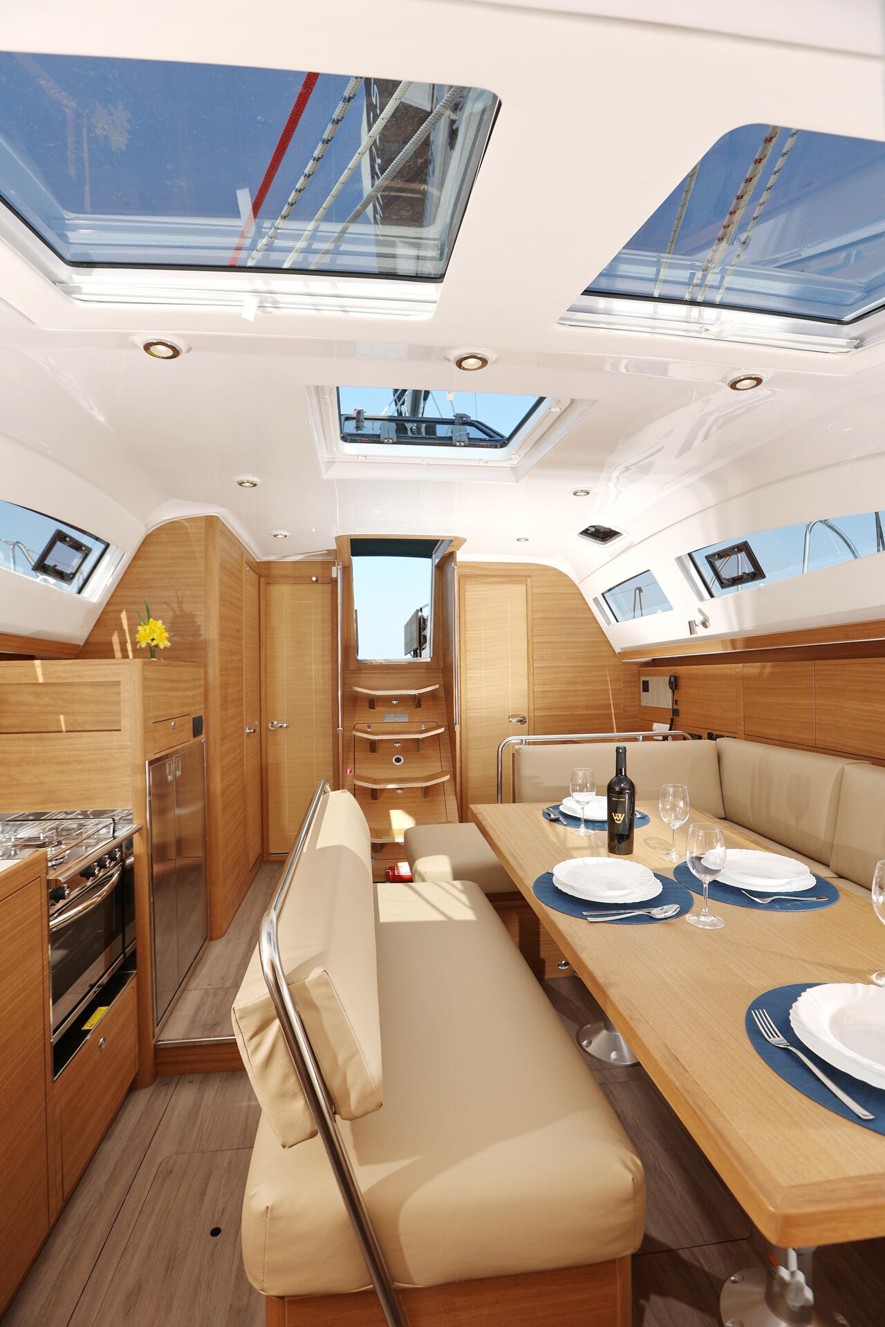 Sailing yacht 