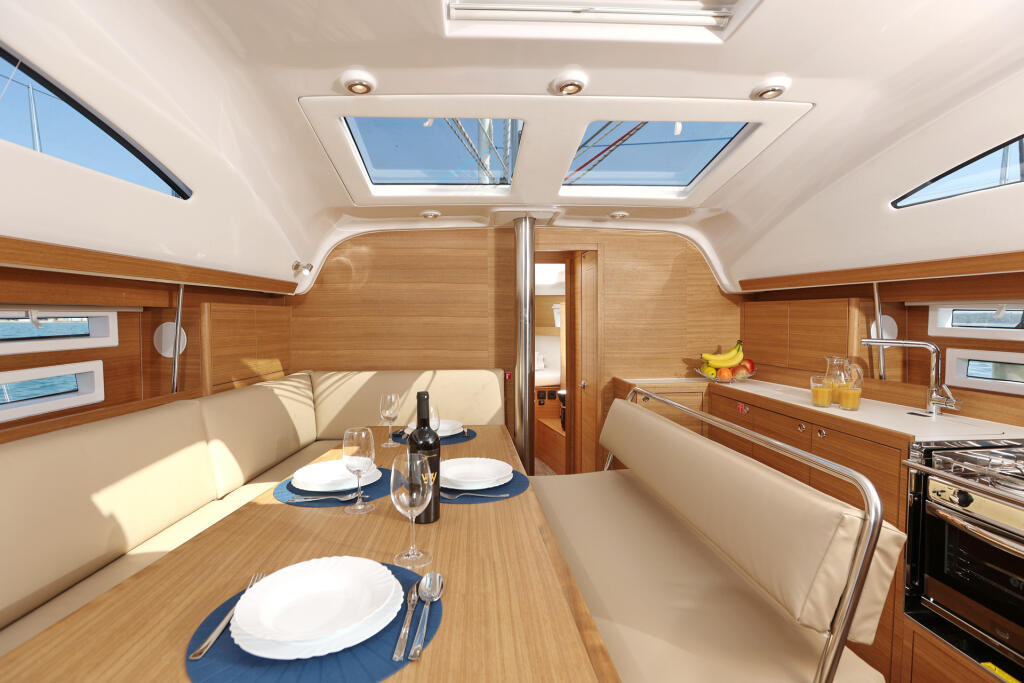Sailing yacht 