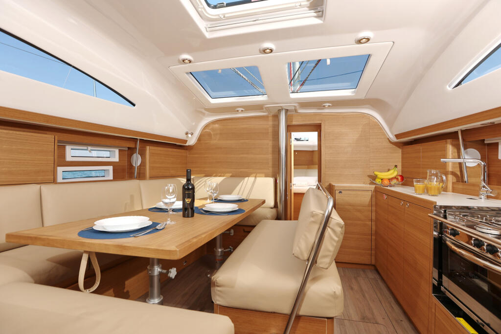 Sailing yacht 