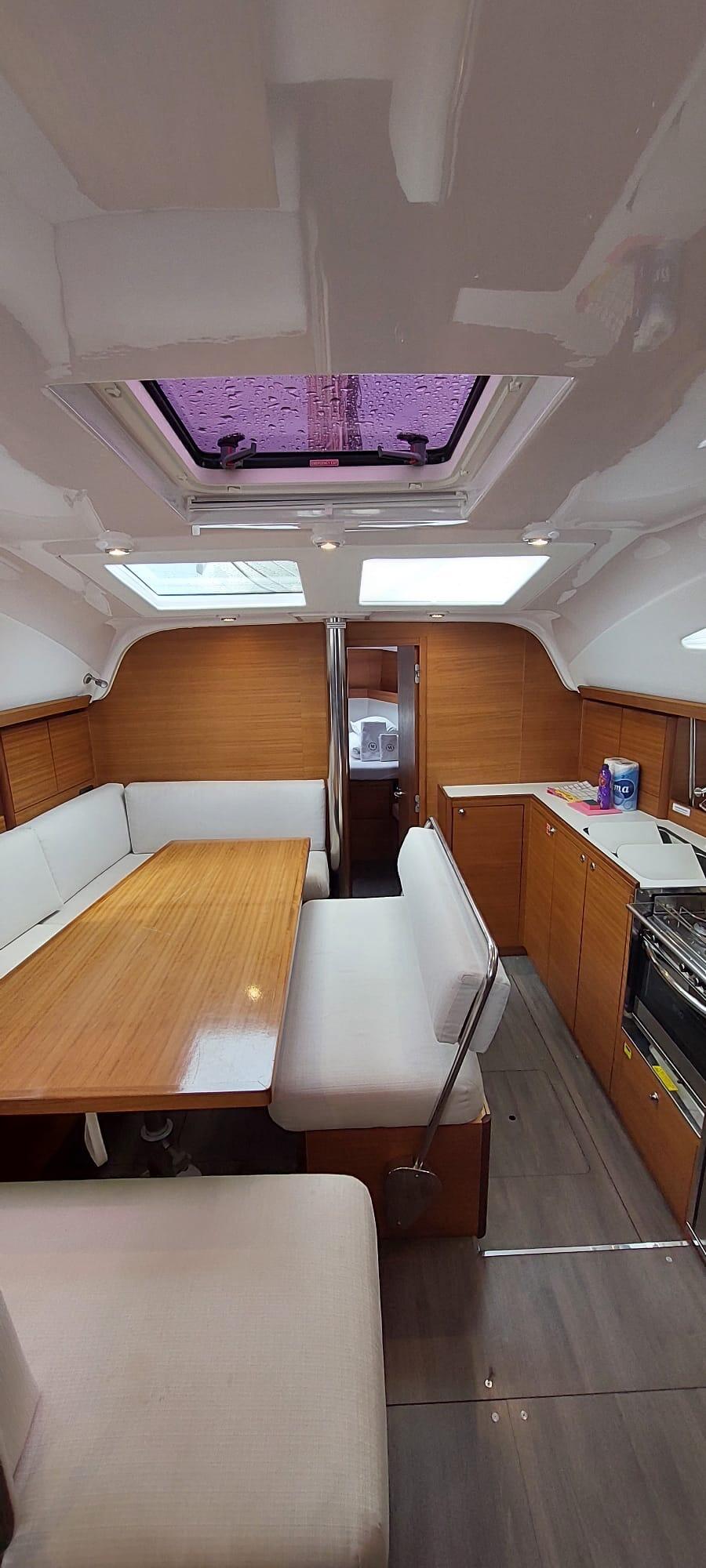 Sailing yacht 