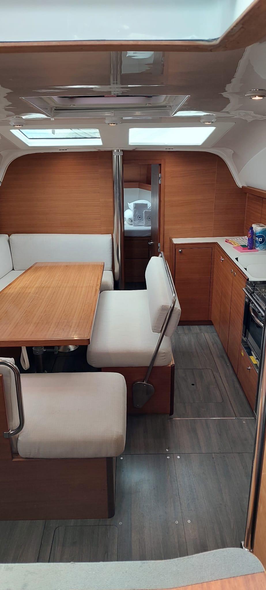 Sailing yacht 
