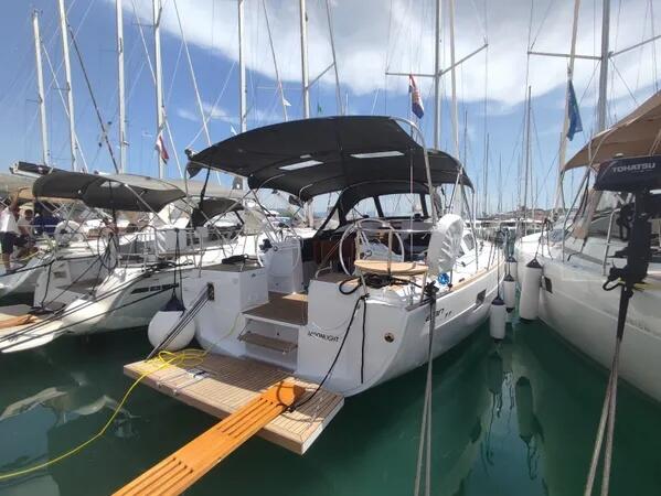 Sailing yacht 