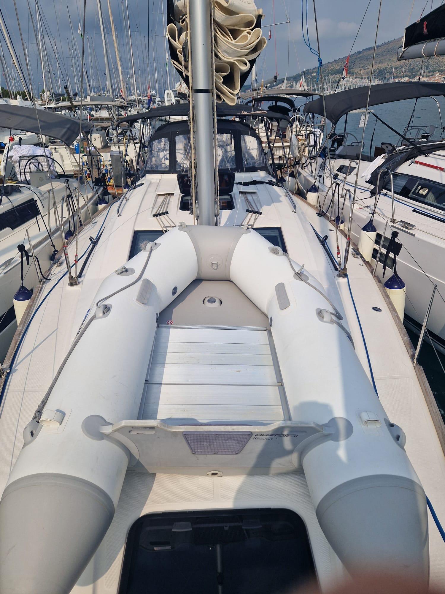 Sailing yacht 
