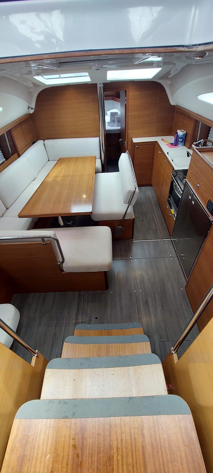 Sailing yacht 