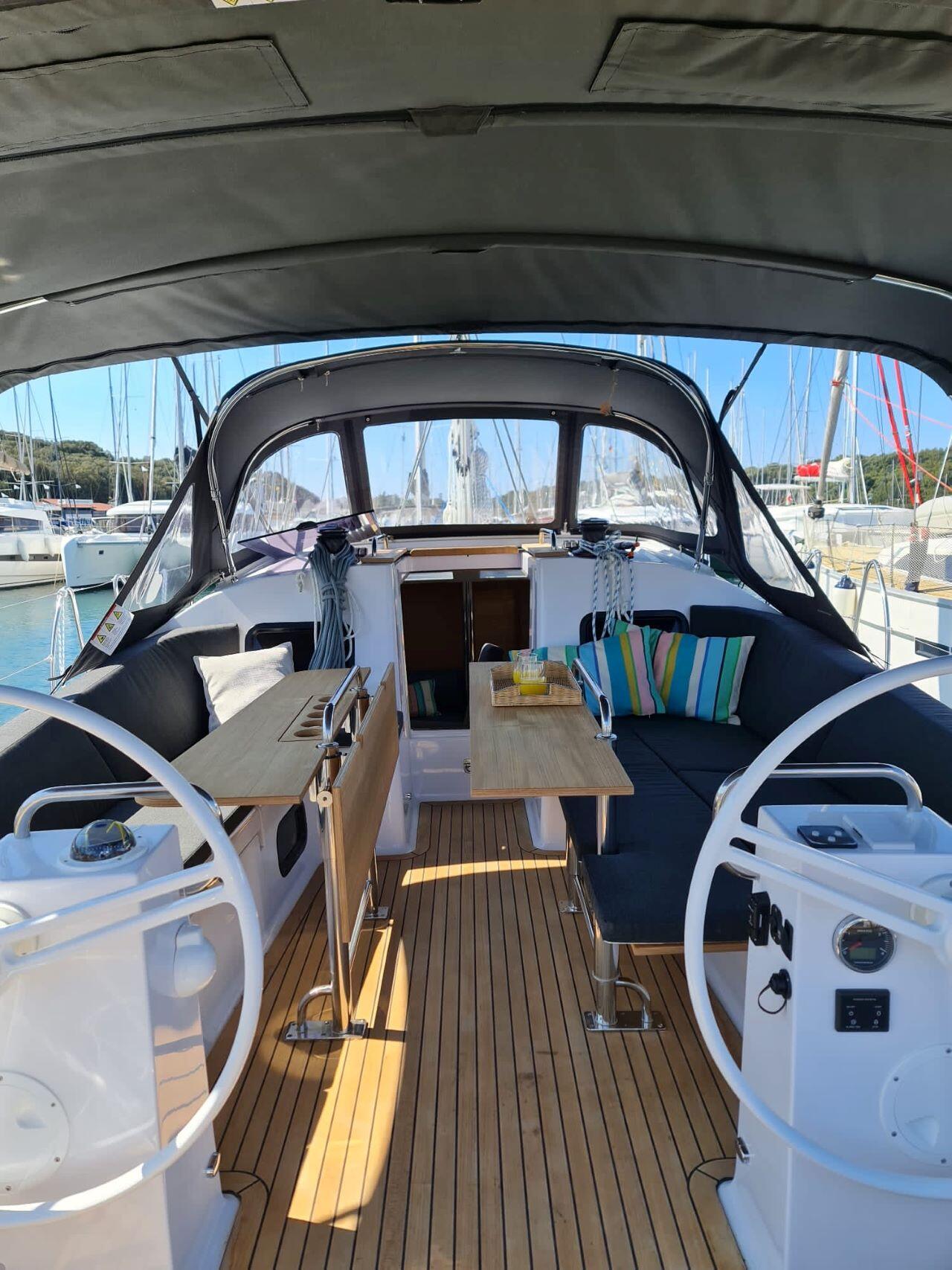 Sailing yacht 