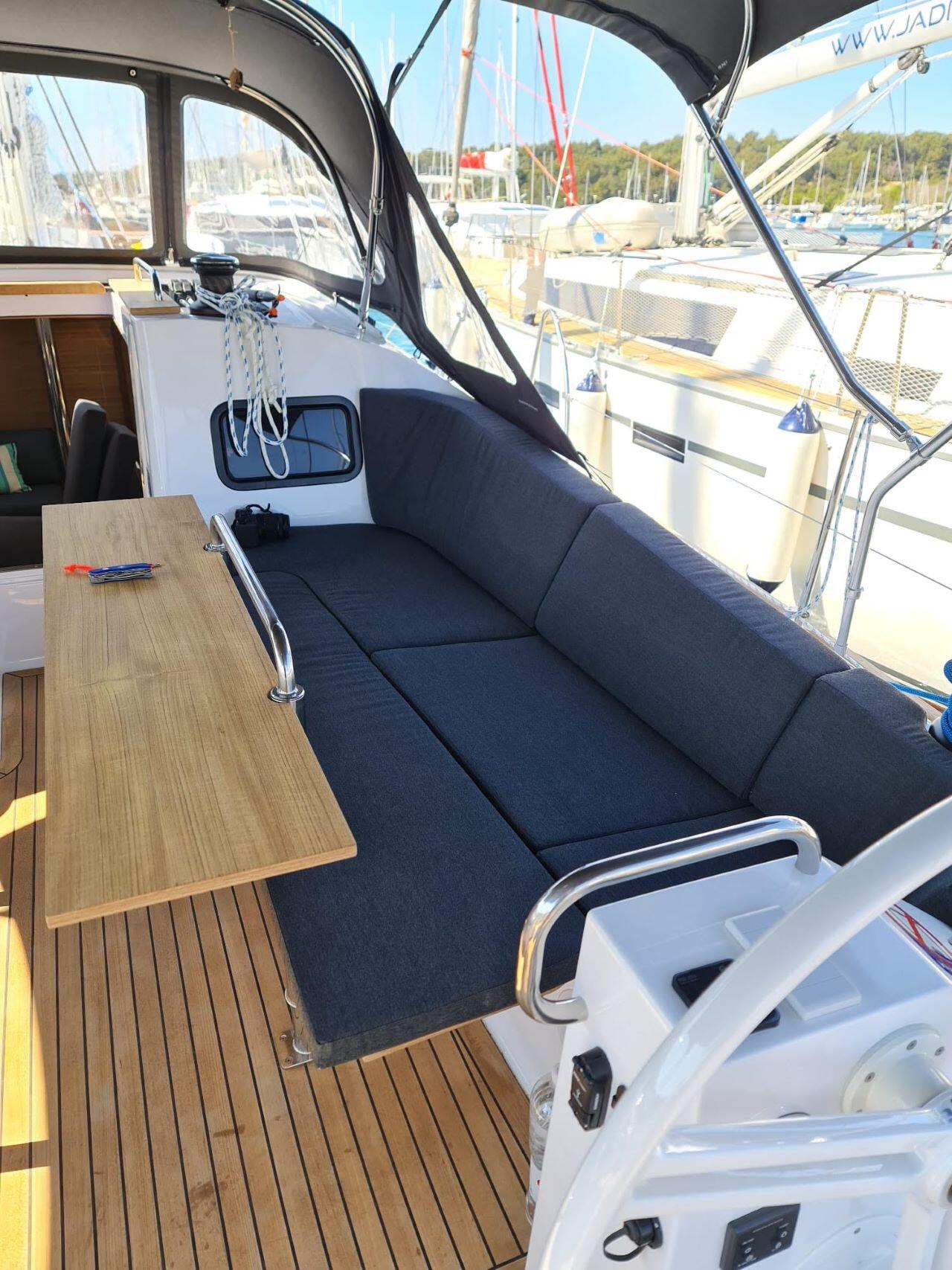 Sailing yacht 