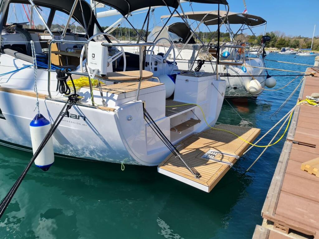 Sailing yacht 