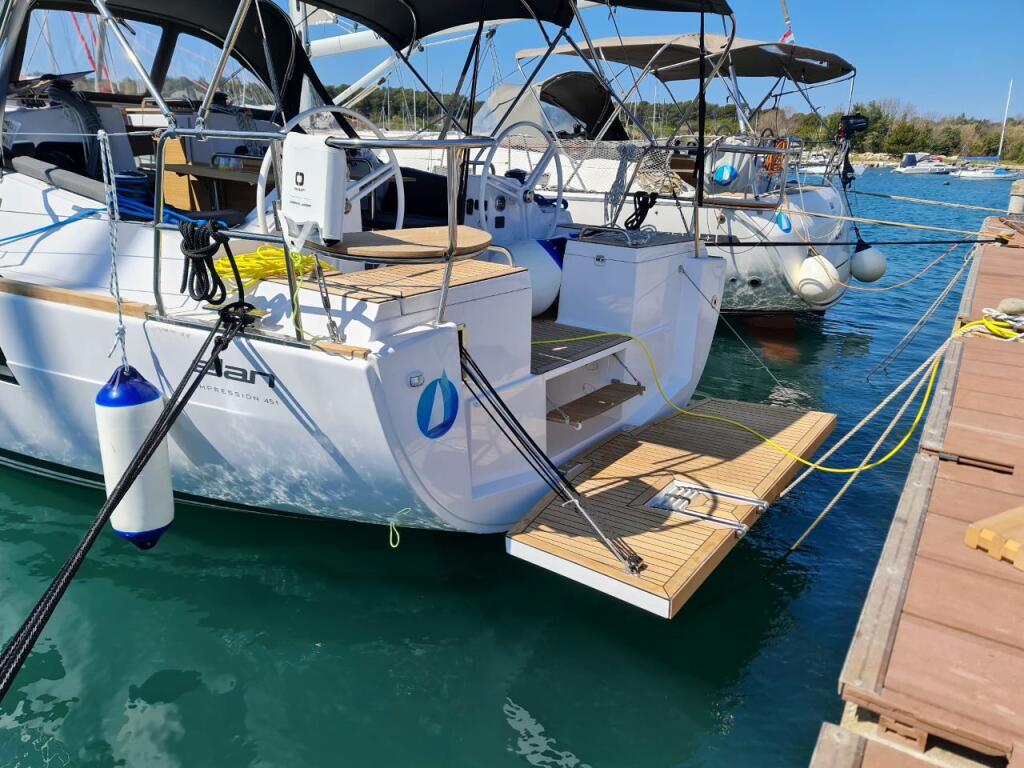 Sailing yacht 