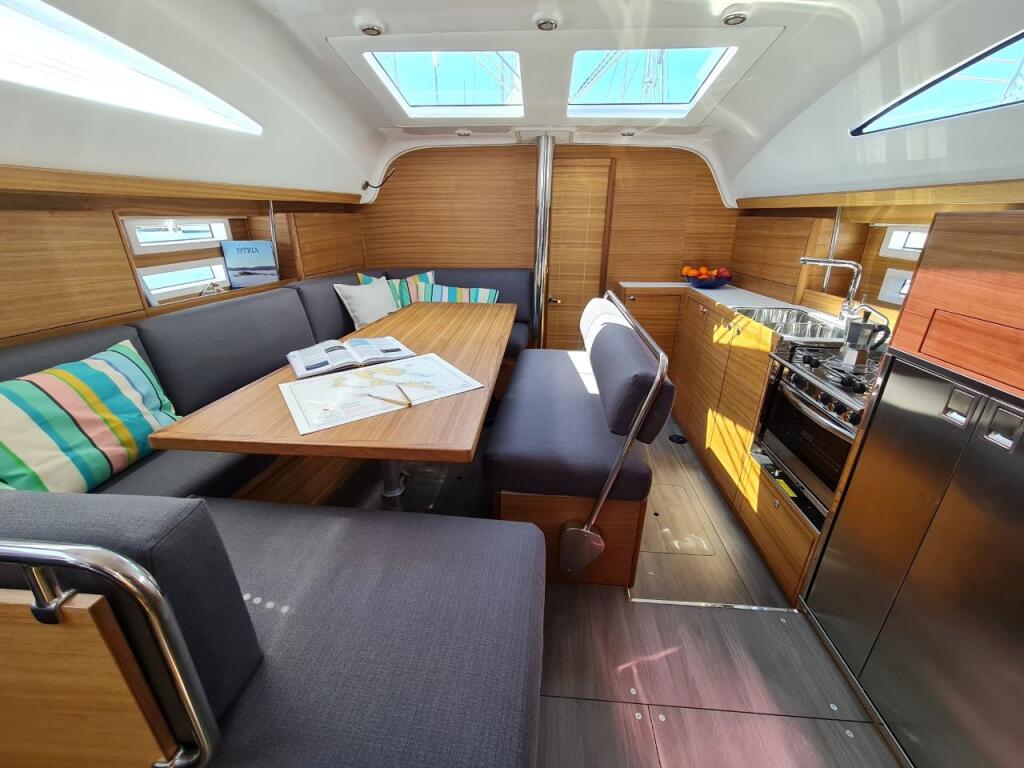 Sailing yacht 