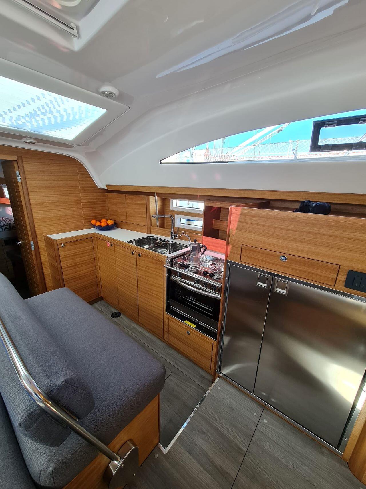 Sailing yacht 
