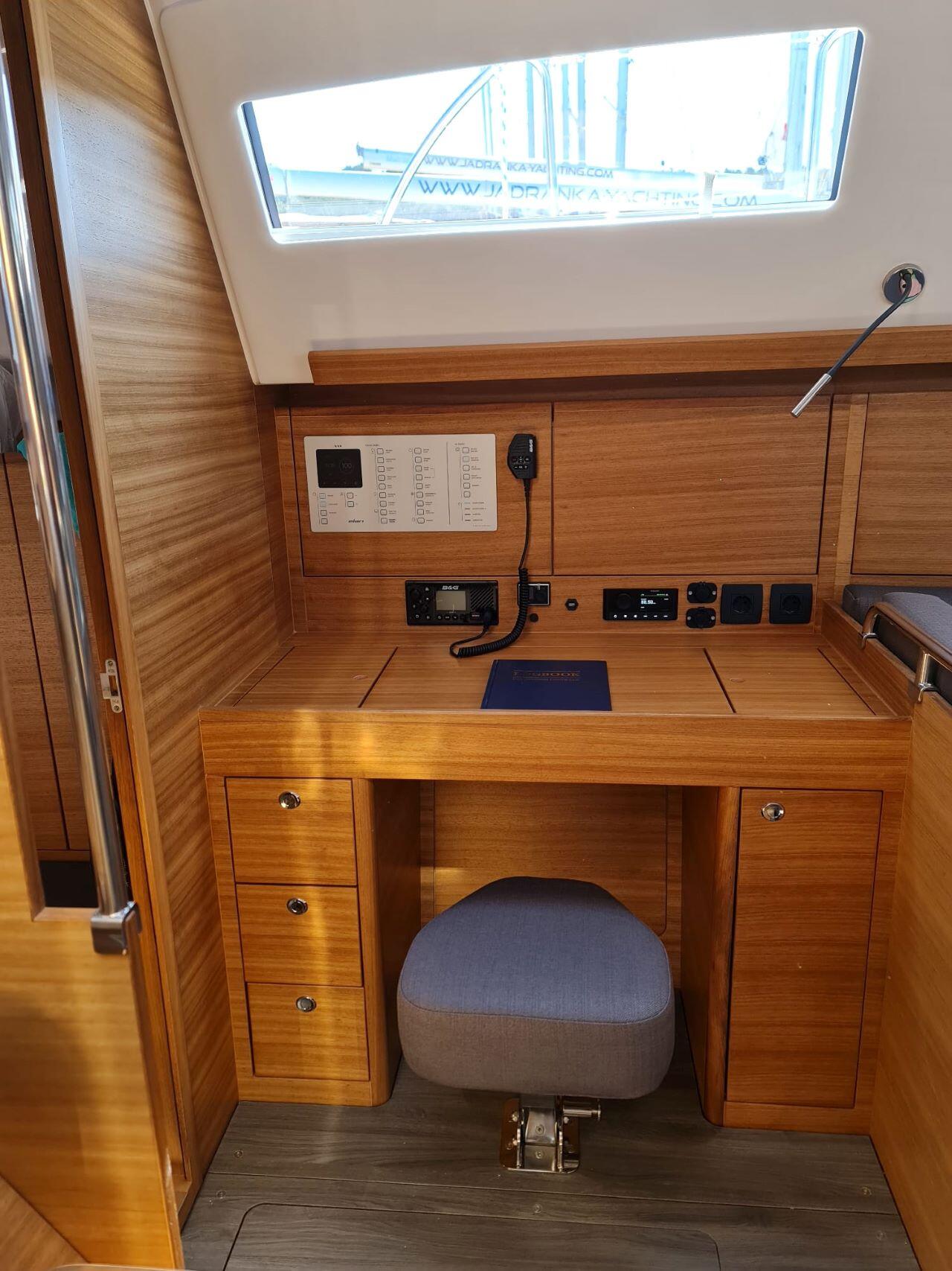 Sailing yacht 