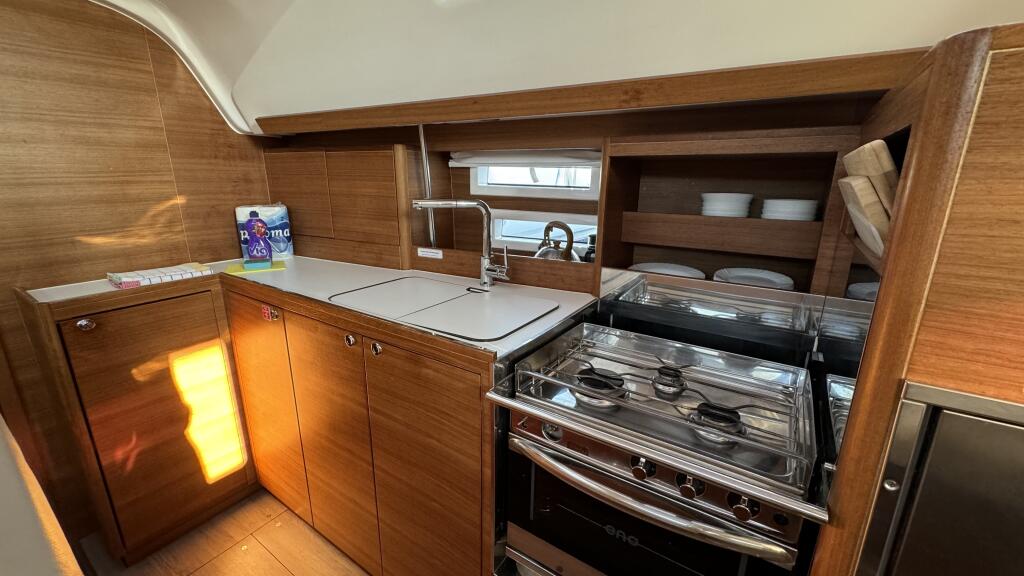 Sailing yacht 