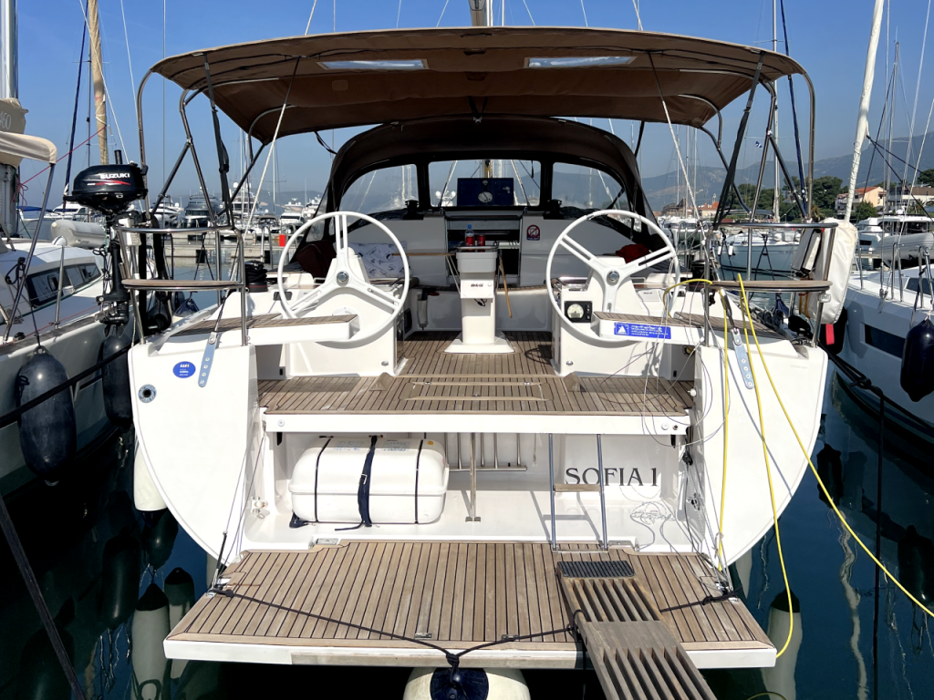 Sailing yacht 